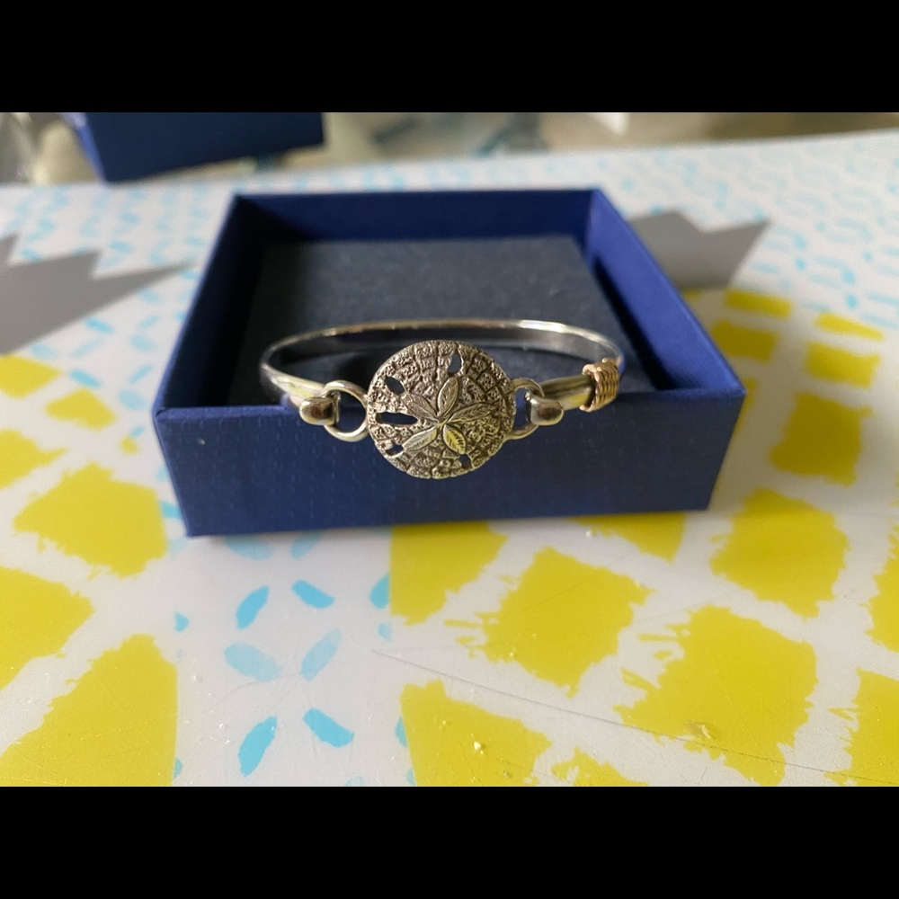 Interchangeable bracelet